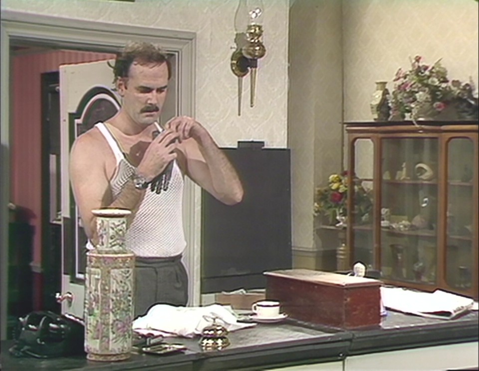 Fawlty.Towers.S02E01.1979.Bluray.1080p.DTS-HDMA2.0.x265.10bit-CHD.mkv_20241202_221823.613.jpg