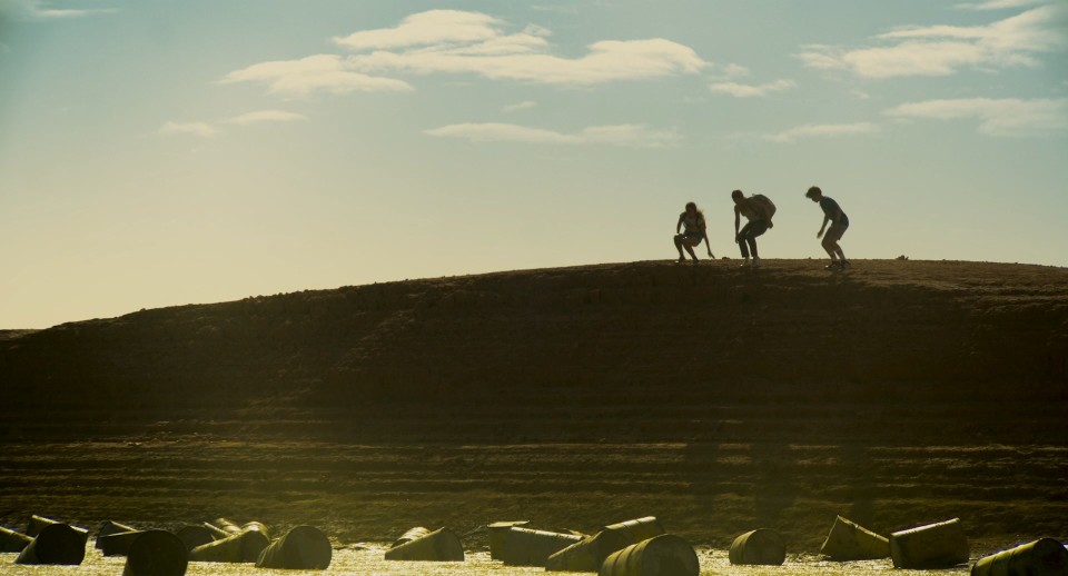Survive.2022.1080p.Bluray.DTS-HD.MA.5.1.x264-CHD.mkv_20250427_152741.923.jpg