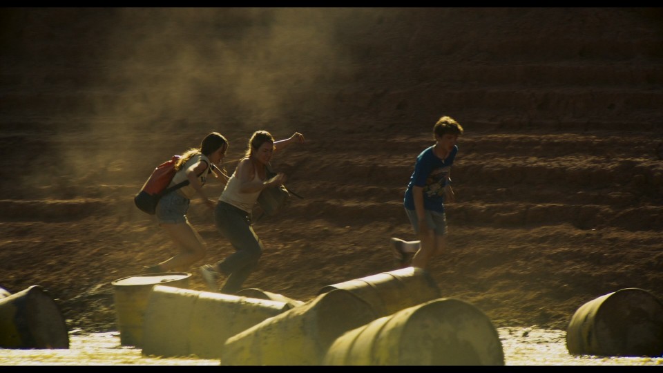 Survive.2022.1080p.Bluray.Remux.AVC.DTS-HD.MA.5.1-CHD.mkv_20250427_101729.975.jpg
